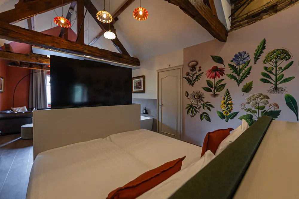 Bezoekers stappen de sfeervolle lobby van het eeuwenoude kasteelhotel binnen.