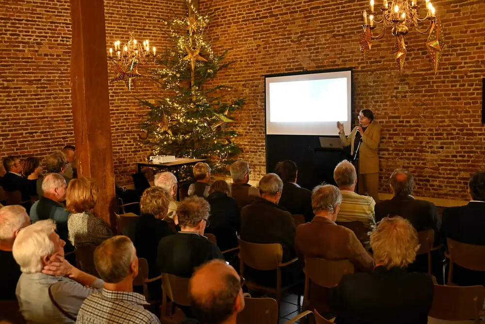 De organisator maakt de congreszaal klaar voor het evenement.