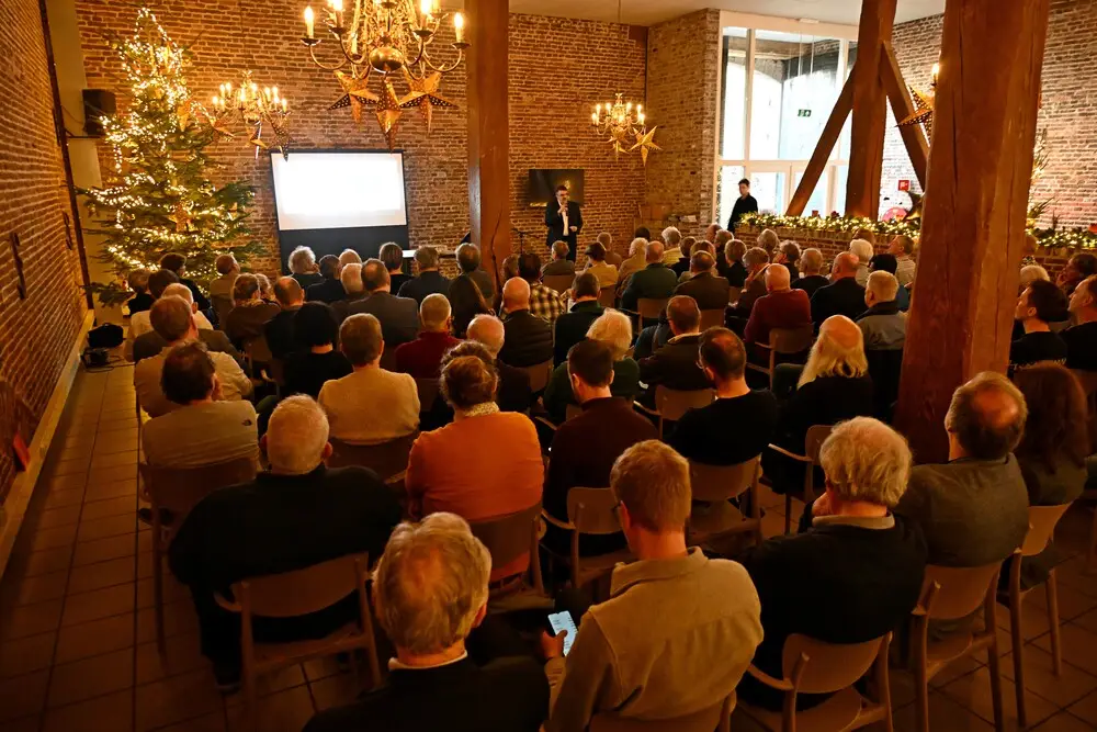 Een eventmanager is aan het werk in een stijlvolle vergaderzaal van een kasteel.
