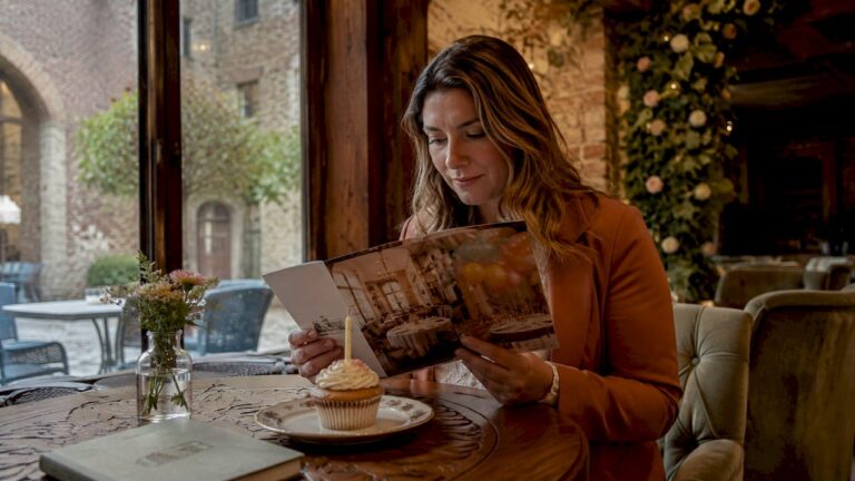 Een vrouw bladert door de brochure met verjaardagspakketten in het hotel.